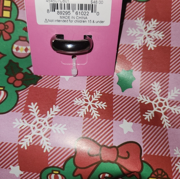 BETSEY JOHNSON BOW RING BNWT - Picture 3 of 3